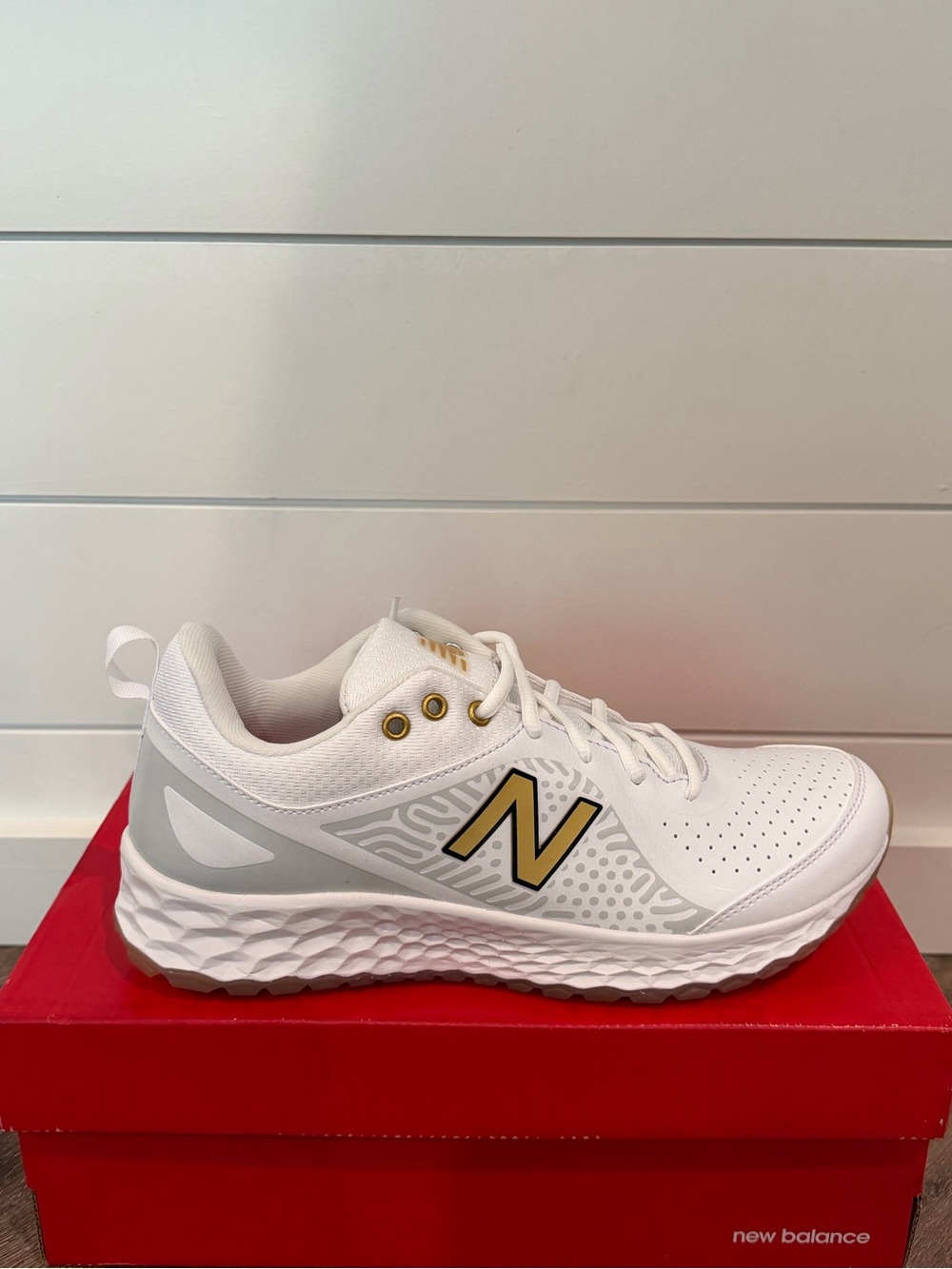 New Balance Women's Velo2 White and Gold Softball Turf Shoes Size 10